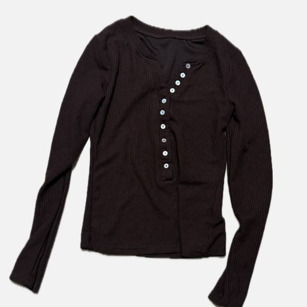 브라운 골지 단추 디테일 티셔츠