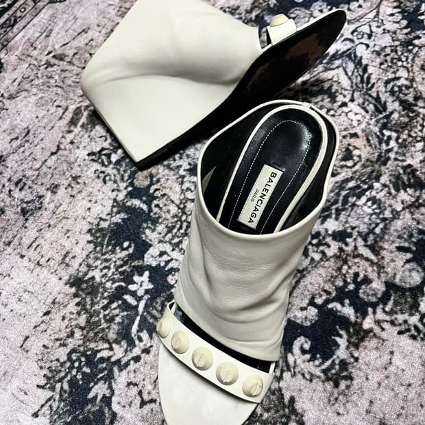 발렌시아가 아카이브 아레나 스터드 웨지 오픈토 힐 235