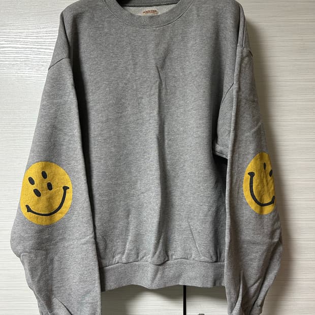 캐피탈 스마일 맨투맨