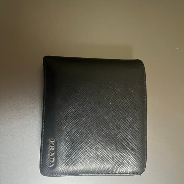 프라다 사피아노 레더 지갑 블랙