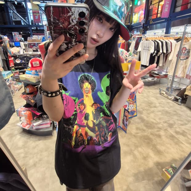 Hot topic 단다단 모모/오카룬 포스터 빈티지 티셔츠