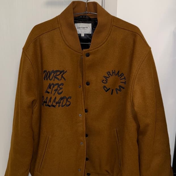 칼하트 WIP 워크 바시티 봄버 딥 해밀턴 브라운
