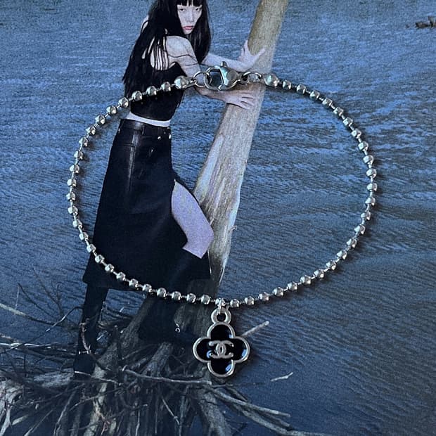 샤넬 블랙 클로버 실버 팔찌