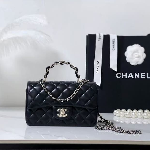 샤넬 핸들 장식의 미니 플랩백 램스킨 & 골드 메탈 블랙