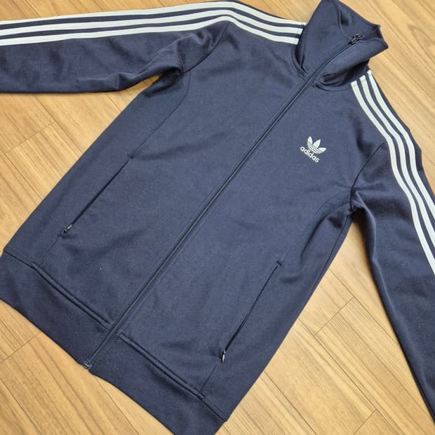 아디다스 유로파 트랙탑 상의 네이비 색상입니다. 사이즈는 90이고, 여성