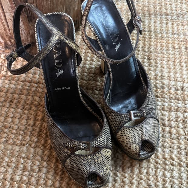 프라다 뱀피 힐 235