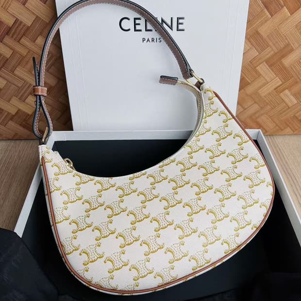 셀린느 트리옹프 캔버스 & 카프스킨 아바백 화이트 193952BZJ-01