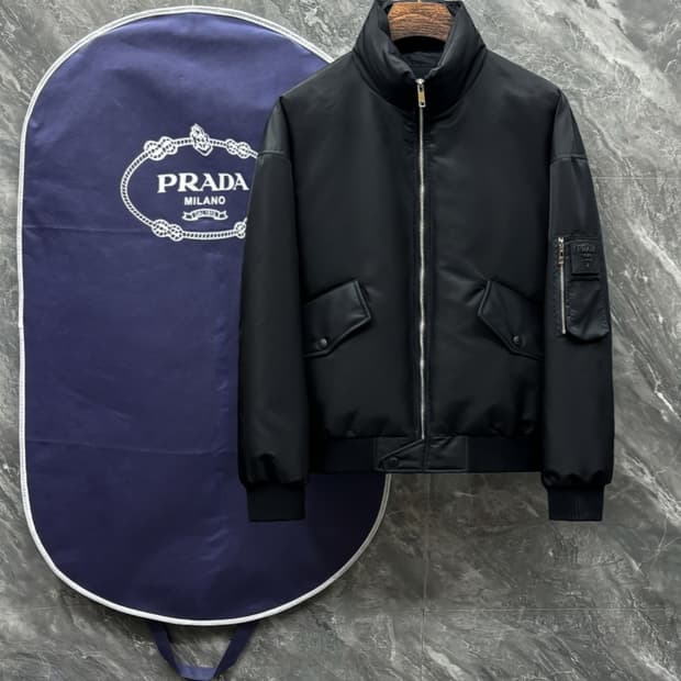 프라다 리나일론 크롭 다운 재킷 블랙