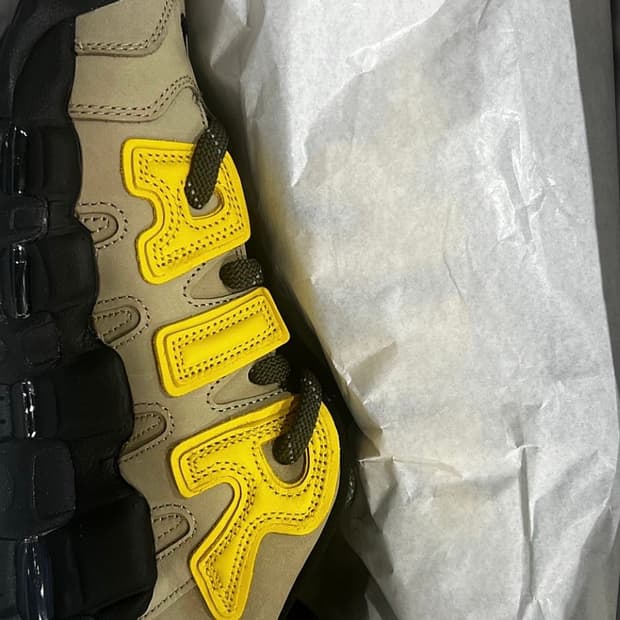 나이키 x 앰부쉬 에어 모어 업템포 로우 비비드 설퍼 앤 라임스톤