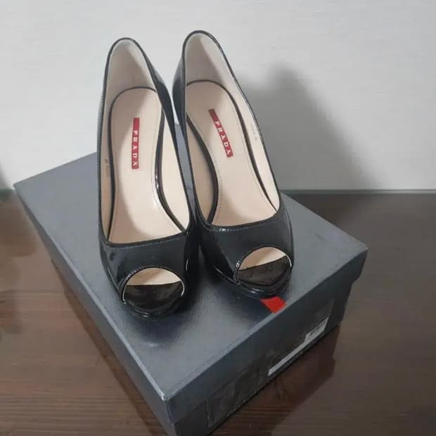 prada 프라다 페이던트 오픈토 웨지힐 펌프스