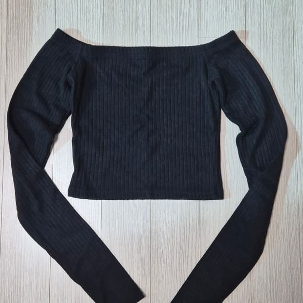 라티젠 오프숄더 티셔츠