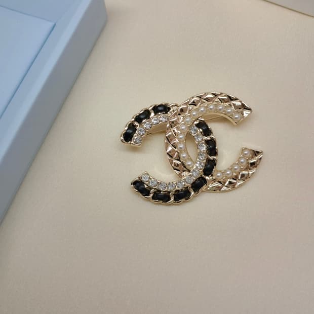 샤넬 브로치 골드 블랙 레더 빈티지 펜던트