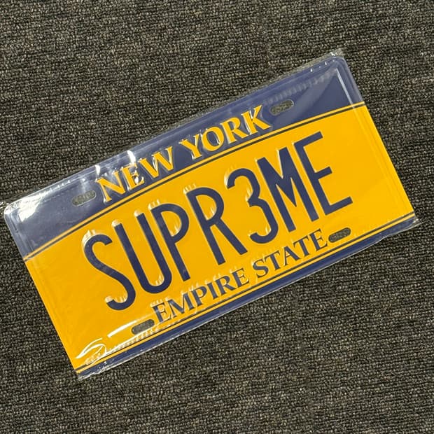 슈프림 번호판