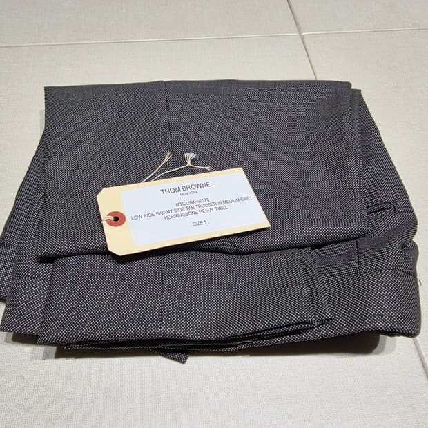 톰브라운 로우라이즈 스키니핏 슬랙스