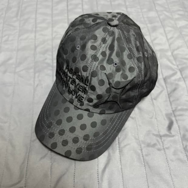 포어필 러브 볼캡 도트 차콜