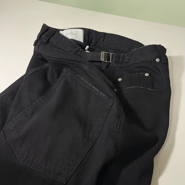 M-L YIYAE 이예 하이웨스트 와이드핏 블랙워시드 버클 데님팬츠