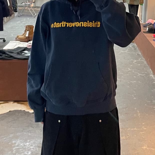 디스이즈네버댓 옐로우 자수 로고 네이비 후드티 H1667