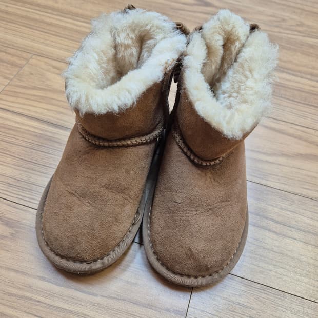 UGG 키즈 어그 부츠 판매합니다. 
브라운 색상에 털 안감으로 되어있어