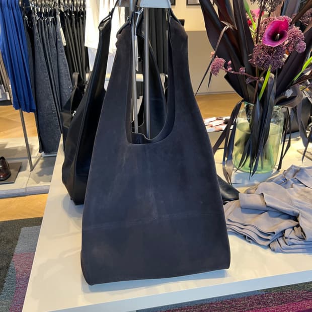 COS 슬라우치 토트백 - 네이비 (305,000)