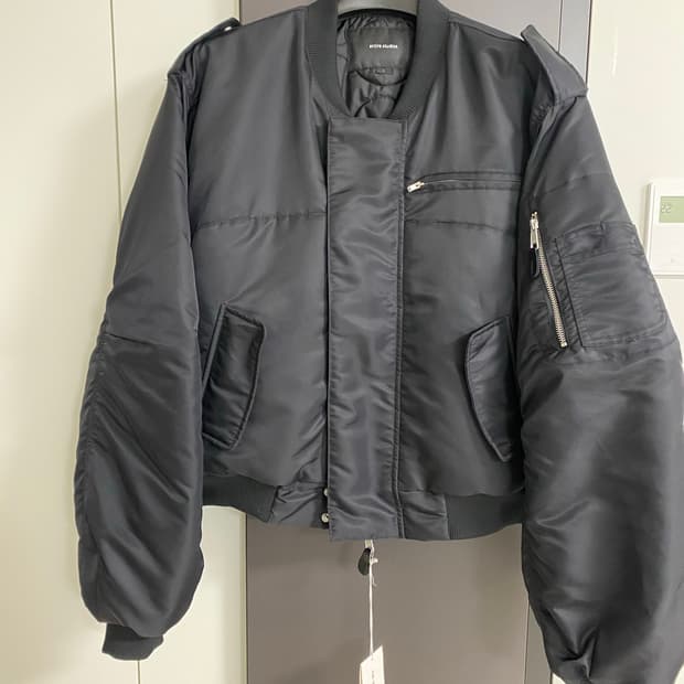 Entire Studios 엔타이어 스튜디오  남성 항공 점퍼 블랙 색상