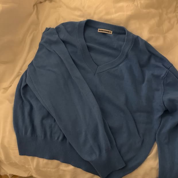 리본빛 브이넥 니트 Mia V-neck knit - Blue