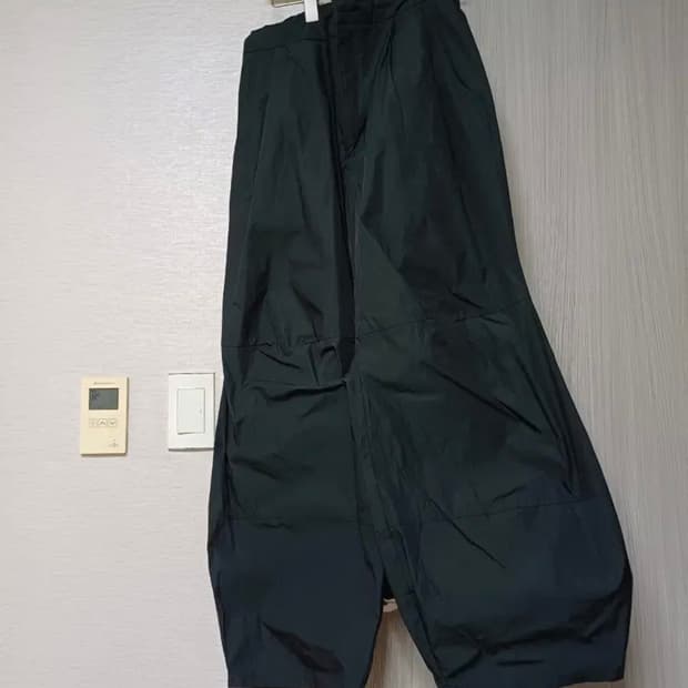해칭룸 볼륨팬츠 다크그린 2사이즈