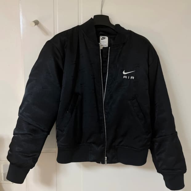 나이키 점퍼 (뒷면 셔링)