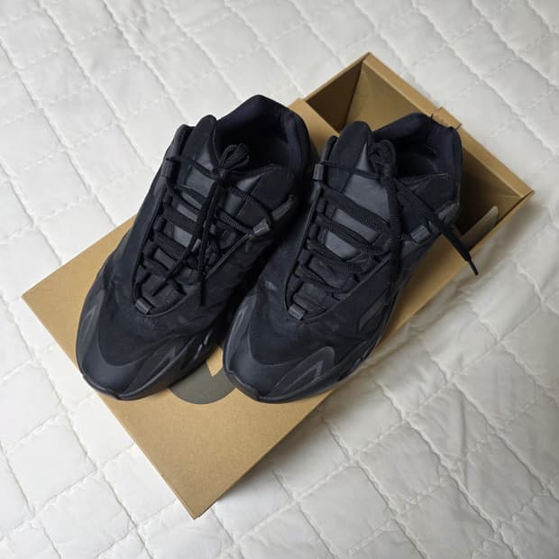 (중고) 아디다스 이지 부스트 700 MNVN 트리플 블랙 275사이즈