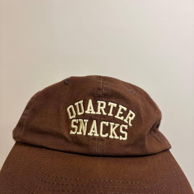 쿼터스낵스 모자