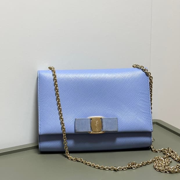 정품 페라가모 지니백 리본 미니백 하늘색