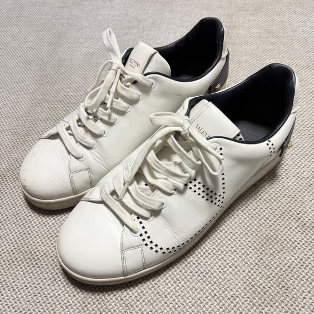 발렌티오 V로고 레더 스니커즈