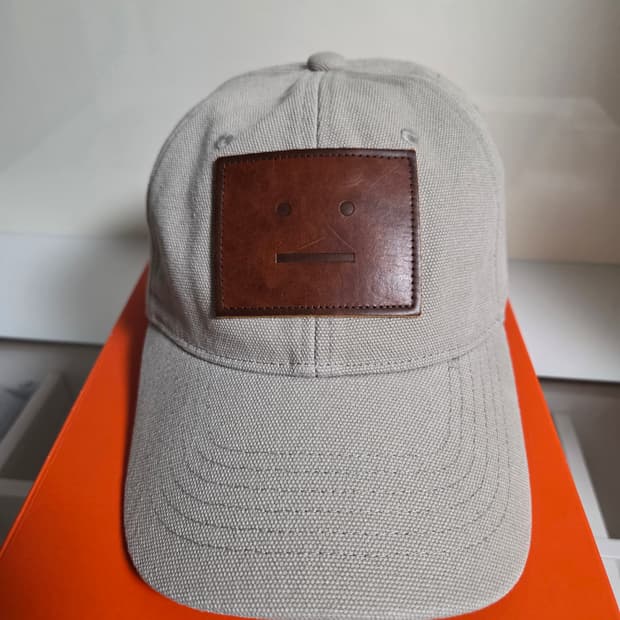 아크네스튜디오 이모지 볼캡