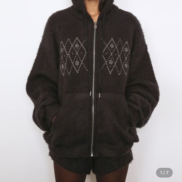 폴리수엠 FLUFFY ARGYLE STUDDED HOODIE_ONZI E
