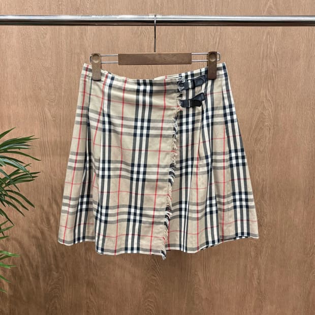 버버리 미니 스커트 노바 체크 패턴 가죽 버클 디테일 A라인 베이지