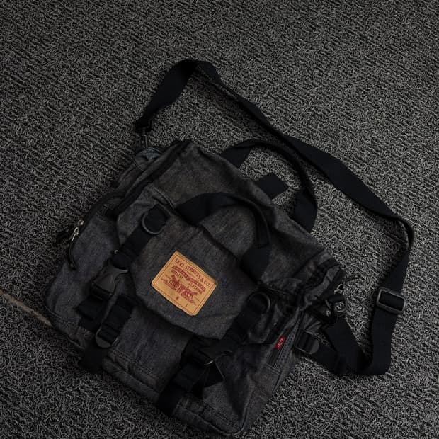 리바이스 오리지날 블랙 데님 버클 디테일 크로스백 1923