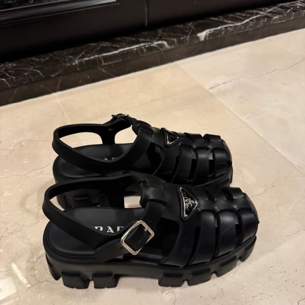프라다 러버 샌들 37