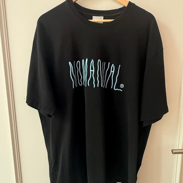 노매뉴얼(NOMANUAL) HAZE 로고 티셔츠