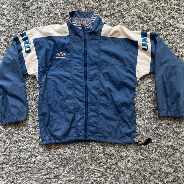 엄브로 바람막이