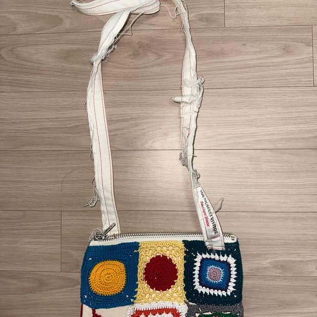 더뮤지엄비지터 니트 크로스백