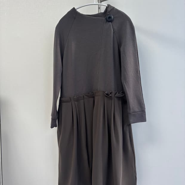 espace de calma 와코 사선 버튼 포인트 폴리 주름 원피스