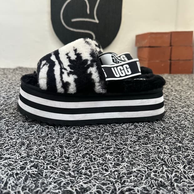 UGG 어그 플랫폼 슬리퍼 240mm