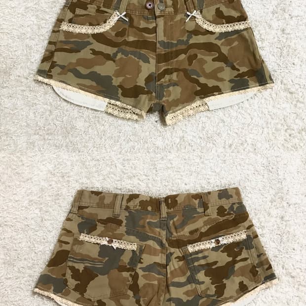 Low rise camo Lace-Trimmed Shorts