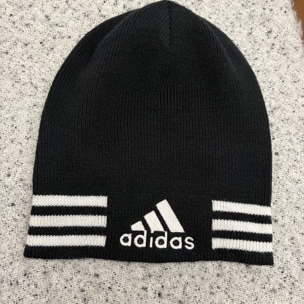 N137. 아디다스 비니