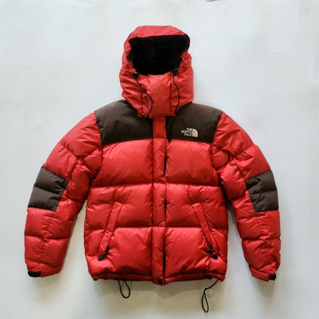 노스페이스 800 발토로 패딩 (브라운/레드)