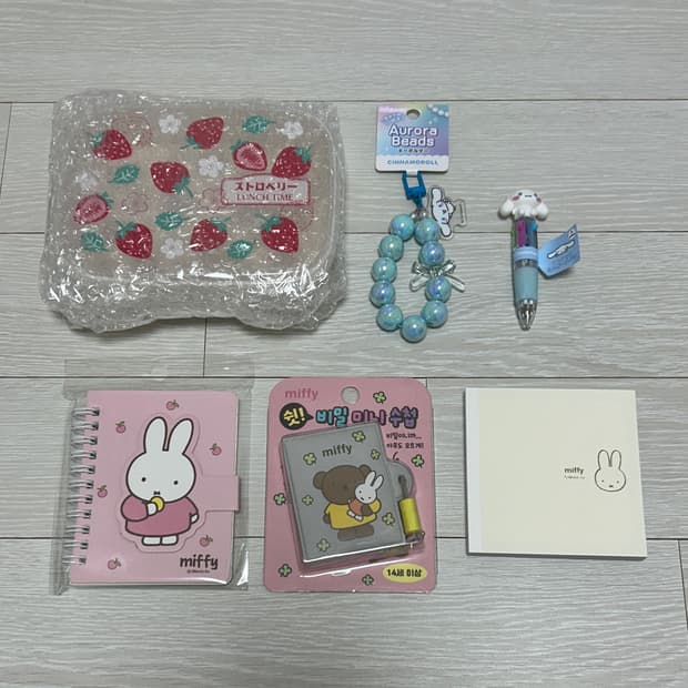 일본 딸기 보관함 / 미피 수첩+메모지 /시나모롤 키링+4색 볼펜