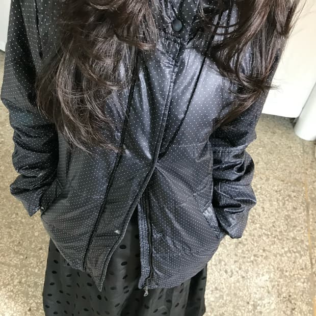 블랙 도트 경량패딩