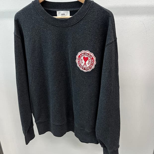 100-105) 아미 하트패치 맨투맨 