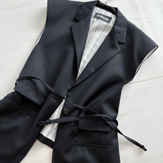 THEILMA 더일마 자켓 베스트 vest 스트랩 체크 25SS 언발란스