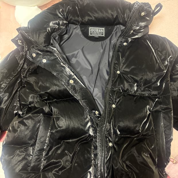 게스 스텐넥 글로시 푸퍼 블랙