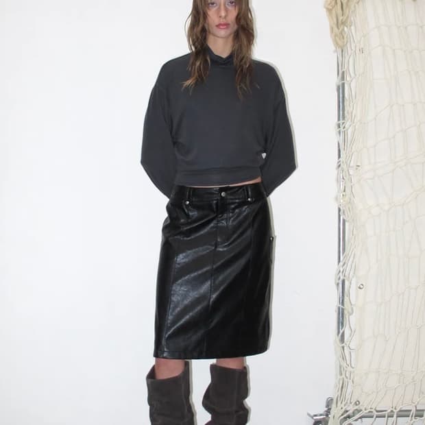 선번프로젝트 rivet pocket midi skirt, black